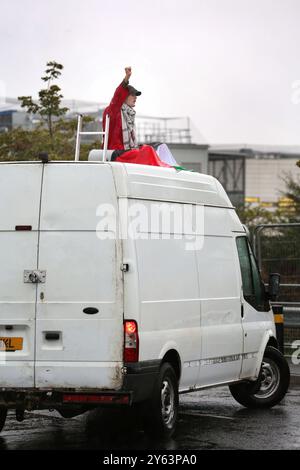 Ein Demonstrant hebt seine Faust in die Luft, während er während einer Demonstration auf seinem Van sitzt. Palästinensische Aktivisten blockieren die Zufahrtsstraße im Forschungszentrum des israelischen Waffenherstellers Elbit Systems in Filton, Bristol, produziert Elbit Drohnen, die derzeit gegen Palästinenser in Gaza und anderswo eingesetzt werden. Die Demonstranten wollten auch den Fall der Filton10 hervorheben, die alle verhaftet wurden, als propalästinensische Aktivisten im August 2024 in die Fabrik von Elbit Systems eindrangen. Sie wurden aufgrund eines Antiterrorgesetzes verhaftet, das der Polizei erlaubt, Fragen zu stellen Stockfoto