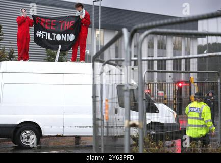 Die Demonstranten halten während einer Demonstration von oben aus ein Banner mit der Aufschrift „Free the Filton 10“. Palästinensische Aktivisten blockieren die Zufahrtsstraße im Forschungszentrum des israelischen Waffenherstellers Elbit Systems in Filton, Bristol, produziert Elbit Drohnen, die derzeit gegen Palästinenser in Gaza und anderswo eingesetzt werden. Die Demonstranten wollten auch den Fall der Filton10 hervorheben, die alle verhaftet wurden, als propalästinensische Aktivisten im August 2024 in die Fabrik von Elbit Systems eindrangen. Sie wurden nach Antiterrorgesetzen verhaftet, die den Poli erlauben Stockfoto