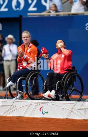 Yui Kamiji aus Japan (rechts) beim Goldmedaillenspiel der Frauen im Rollstuhl-Tennis gegen Diede de Groot aus den Niederlanden (links) im Pariser Paraly Stockfoto