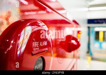 Nahaufnahme der roten Feueralarm-Telefonbox Stockfoto