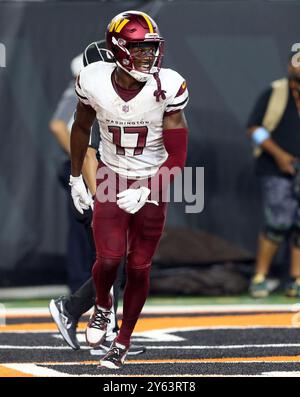 Cincinnati, Usa. September 2024. Terry McLaurin (17) feiert seinen Touchdown-Fang gegen die Cincinnati Bengals während der zweiten Spielhälfte im Paycor Stadium am Montag, den 23. September 2024 in Cincinnati. Ohio. Foto von John Sommers II/UPI Credit: UPI/Alamy Live News Stockfoto