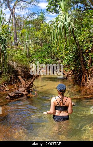 Waten durch den Bach bei Latram (Wathawuy) Stockfoto