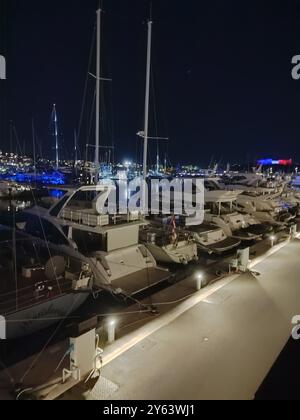 10.09.2024 Frankreich Genießen Sie eine ruhige Nacht in der Marina mit wunderschön glühenden Yachten in ruhigem Wasser Stockfoto