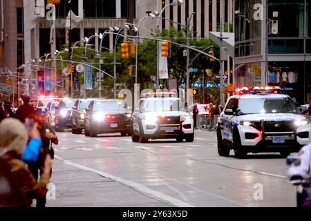 New York City, Usa. September 2024. U. US-Präsident Joe Biden Motorcade fährt am 23. September 2024 auf der 6th Avenue zum New York Hilton Midtown, NY, USA. Biden wird am Dienstag seine letzte Rede als Weltführer vor der UN-Genralversammlung halten. Foto: Charles Guerin/ABACAPRESS. COM Credit: Abaca Press/Alamy Live News Stockfoto