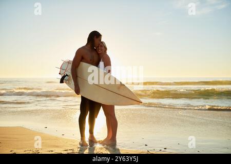 Strand, Paar und glücklich mit Surfbrett für Liebe in Bonding, Urlaub und Erinnerungen in Australien. Menschen, Beziehung und Umarmung mit Sport für Fitness Stockfoto