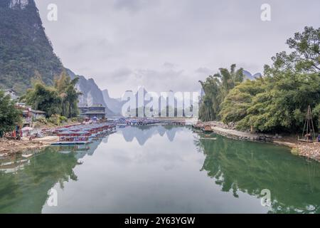 Blick auf die Flöße im alten Dorf Xing Ping, Guilin, China. Kopierbereich für Text Stockfoto