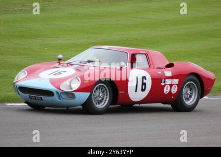 Ein roter 1964 Ferrari 250 LM beim Goodwood Revival 2017 während des Royal Automobile Club TT Celebration Rennens Stockfoto