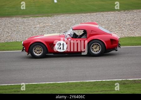 Eine rote 1964 AC Cobra beim Goodwood Revival 2017 während des Royal Automobile Club TT Celebration Rennens Stockfoto