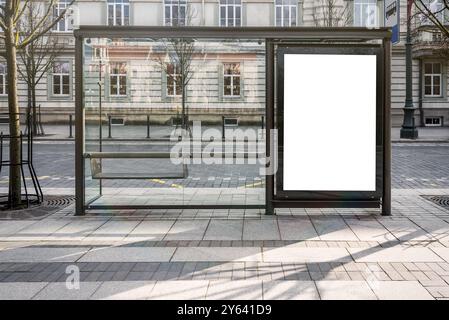 Leeres Weißes Modell Des Vertikalen Posters Der Bushaltestelle Vor Dem Hintergrund Der Leeren Straße Stockfoto