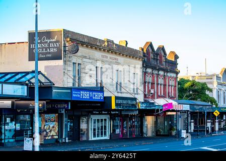 Blick auf die Jervois Street in Herne Bay, Auckland, mit den 1927 erbauten Exeter-Gebäuden der Zwischenkriegszeit auf der linken Seite Stockfoto