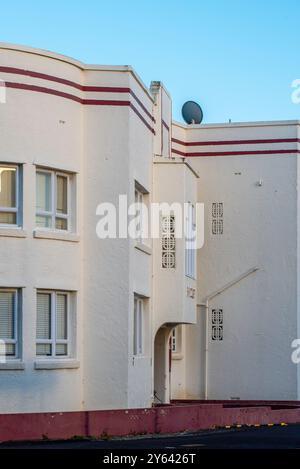 Ein flaches Apartmenthaus im Art déco-Stil der 1940er Jahre in Herne Bay, Auckland auf der Nordinsel Neuseelands Stockfoto