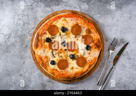 Blick von oben auf Peperoni, Pilze und neapolitanische Oliven-Pizza Stockfoto