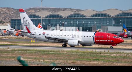 Boeing 737 Flugzeug der Norwegian Air Airline landet am Flughafen Alicante. Stockfoto