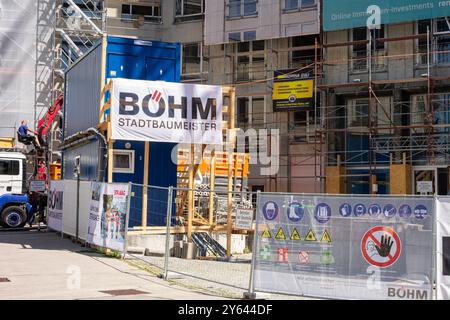 WIEN, ÖSTERREICH - 29. JULI 2021: Baustelle, auf der Bohm Stadtbaumeister arbeitet Stockfoto