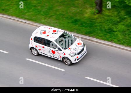 OSTRAVA, TSCHECHIEN - 10. APRIL 2024: Weißer Skoda Citigo Car Chachar Pizzalieferservice, Bewegungsunschärfe-Effekt Stockfoto