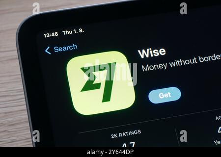 OSTRAVA, TSCHECHIEN - 1. AUGUST 2024: Icon of Wise Mobile Financial App im ap Store wird installiert Stockfoto