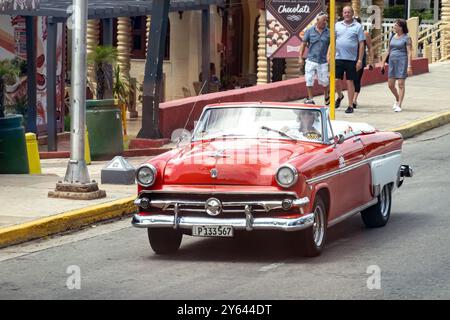 VARADERO, KUBA – 30. AUGUST 2023: Red Ford Crestline Victoria 1954 Cabrio in Varadero Street in Kuba Stockfoto