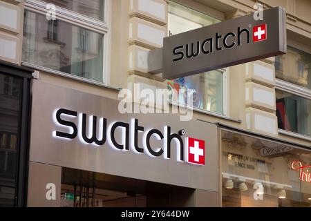 WIEN, ÖSTERREICH - 28. JULI 2021: Schaufenster des Swatch Luxusuhrverkäufers mit Banner und Logos Stockfoto