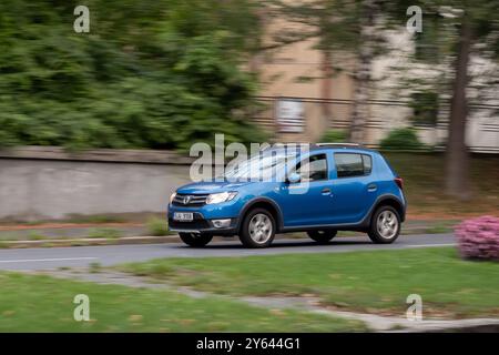 HAVIROV, TSCHECHIEN – 21. SEPTEMBER 2023: Blaues Dacia Sandero Stepway-Crossover-Auto, Bewegungsunschärfe-Effekt Stockfoto