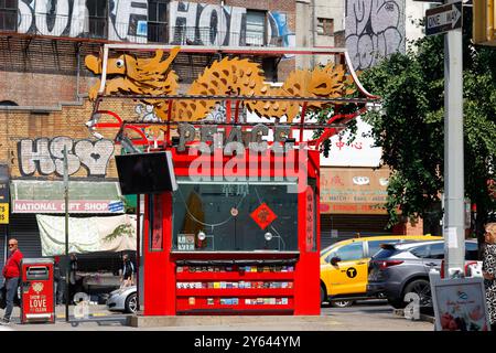 Chinatown Information Kiosk in der Baxter St an Canal St in Manhattan Chinatown, New York City. Stockfoto