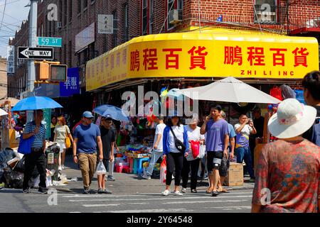 Leute an einer Kreuzung an der 8th Avenue, Brooklyn Chinatown, New York City. 紐約 八大道 Stockfoto