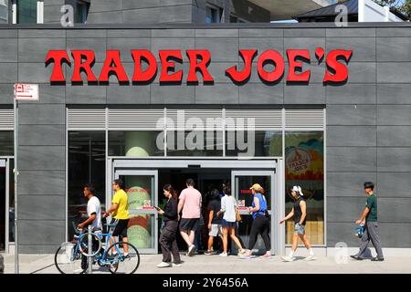 Leute, junge Erwachsene, die in einem Trader Joe's Supermarkt in Long Island City in New York City sind. Stockfoto