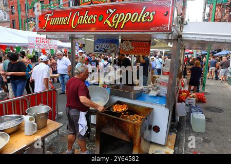 Eine Person macht eine Menge Zeppoles, gebratenen Teig, auf der Festveranstaltung San Gennaro in Manhattan Little Italy, New York City. Stockfoto