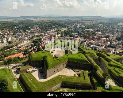 Drohnenansicht der Festung Klodzko und der Stadt Klodzko. Festung Glatz Klodzko – eine erhaltene Festung in Klodzko, ein Verteidigungssystem f Stockfoto