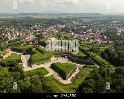 Drohnenansicht der Festung Klodzko und der Stadt Klodzko. Festung Glatz Klodzko – eine erhaltene Festung in Klodzko, ein Verteidigungssystem f Stockfoto