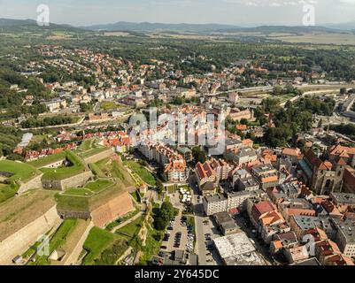 Drohnenansicht der Festung Klodzko und der Stadt Klodzko. Festung Glatz Klodzko – eine erhaltene Festung in Klodzko, ein Verteidigungssystem f Stockfoto