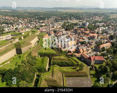 Drohnenansicht der Festung Klodzko und der Stadt Klodzko. Festung Glatz Klodzko – eine erhaltene Festung in Klodzko, ein Verteidigungssystem f Stockfoto