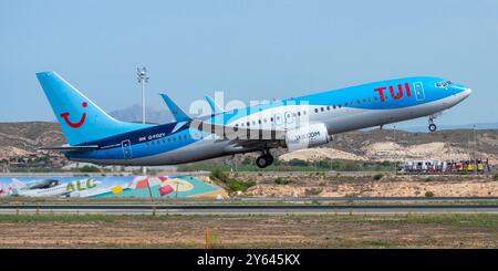 Boeing 737 Flugzeug der Fluggesellschaft TUI Airways startet vom Flughafen Alicante. Stockfoto