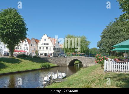 Am Marktplatz in Friedrichstadt am Fluss Treene in Nordfriesland, Schleswig Holstein, Deutschland Stockfoto