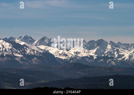 Schneebedeckte Berggipfel - Tatra Bergpanorama - Nahaufnahme. Blick vom Aussichtsturm auf dem Gipfel des Koziarz-Berges in Beskid Sądecki Stockfoto