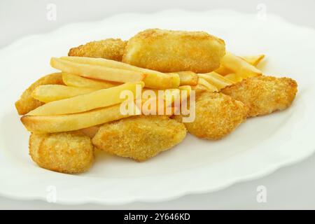 Fish and Chips auf weißem Teller aus nächster Nähe Stockfoto