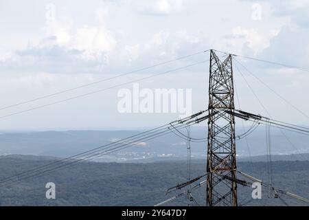 Hochspannungs-Leitungsturm. Lampenstahl bei bewölktem oder nebeligem Himmel. Energieübertragungssysteme. Metaphorische Bedeutung von Stromausfall. Horizontales Foto. Stockfoto