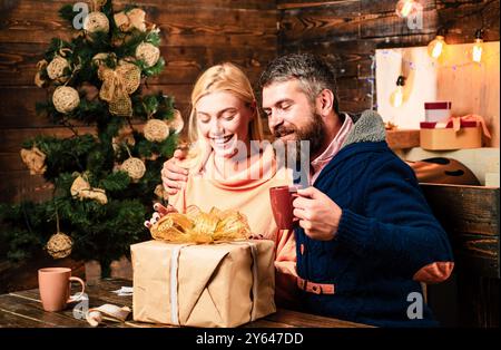 Weihnachtskonzept für die ganze Familie. Positive Emotionen Gesichtsausdrücke. Familie weihnachten glücklich. Witziges Neujahrskonzept. Schenken Sie Emotionen. Vorbereitung auf Weihnachten. Stockfoto