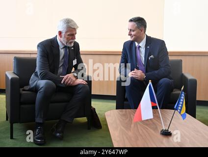 New York, Usa. September 2024. Der tschechische Präsident Petr Pavel (links) spricht mit Denis Becirovic, einem Mitglied der dreiköpfigen Präsidentschaft von Bosnien und Herzegowina, mit dem er auf dem Zukunftsgipfel, der bei der Eröffnung der UN-Generalversammlung am 23. September 2024 in New York (USA) stattfindet, zusammentrat. Quelle: Alzbeta Souckova/CTK Photo/Alamy Live News Stockfoto