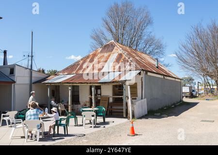 Allgemeine Fotos der Hauptstraße in Braidwood, Wallace Street, mit bezaubernden alten Geschäften, Pubs und allgemeinen Gebäuden. Eine historische Goldgräberstadt. Stockfoto