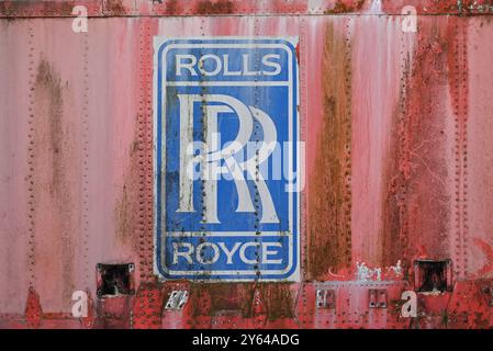 Altes Rolls Royce-Schild an der Seite eines Luftkissenfahrzeugs. September 2024 Stockfoto