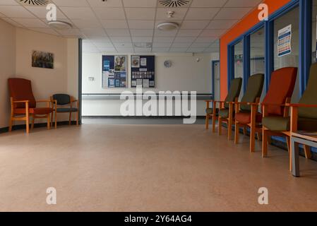 Leerer Warteraum in einem NHS-Krankenhaus. September 2024. Stockfoto