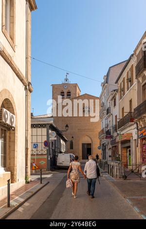 Ein Paar mittleren Alters, das Hände hält, Meze, Herault, Occitanie, Frankreich, Europa Stockfoto