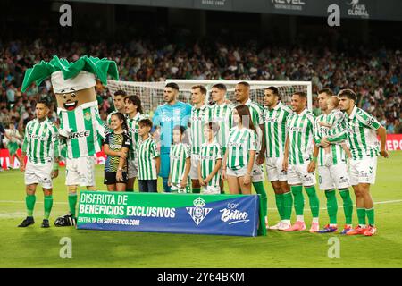 Betis Team Gruppe Line-up mit Kids Fans (Betis), 23. SEPTEMBER 2024 - Fußball / Fußball : spanisches Spiel 'LaLiga EA Sports' zwischen Real Betis Balompie 1-2 RCD Mallorca im Estadio Benito Villamarin in Sevilla, Spanien. (Foto: Mutsu Kawamori/AFLO) Stockfoto