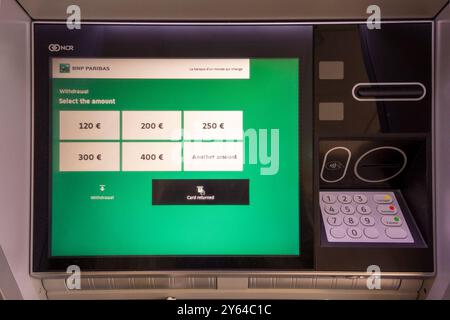 BNP Paribas's ATM Bildschirm mit Anweisungen in Englisch, Frankreich Stockfoto