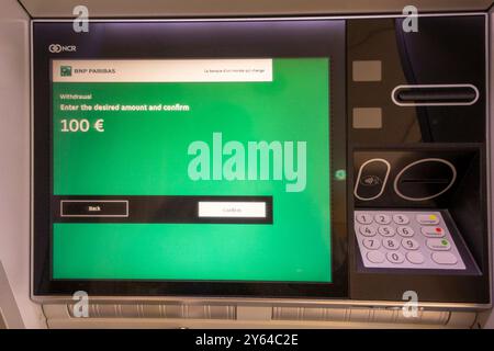 BNP Paribas's ATM Bildschirm mit Anweisungen in Englisch, Frankreich Stockfoto