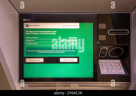 BNP Paribas's ATM Bildschirm mit Anweisungen in Englisch, Frankreich Stockfoto