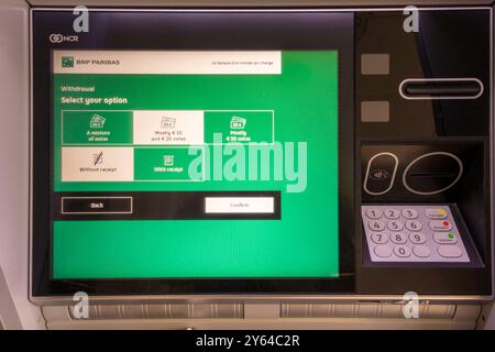 BNP Paribas's ATM Bildschirm mit Anweisungen in Englisch, Frankreich Stockfoto