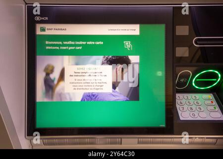 BNP Paribas's ATM Bildschirm mit Anweisungen in Englisch, Frankreich Stockfoto