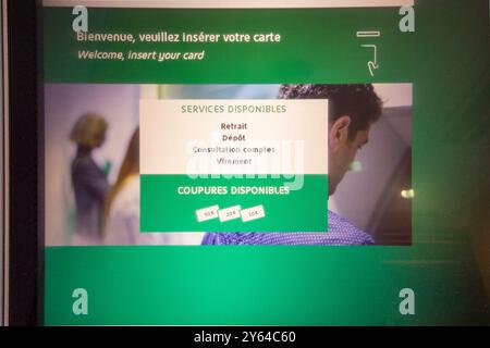 BNP Paribas's ATM Bildschirm mit Anweisungen in Englisch, Frankreich Stockfoto