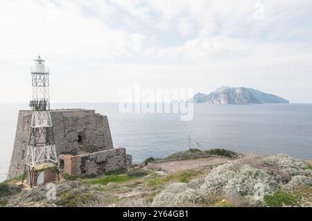 Capri gesehen von Punta Campanella Massa Lubrense (Naturschutzgebiet) - Neapel Stockfoto